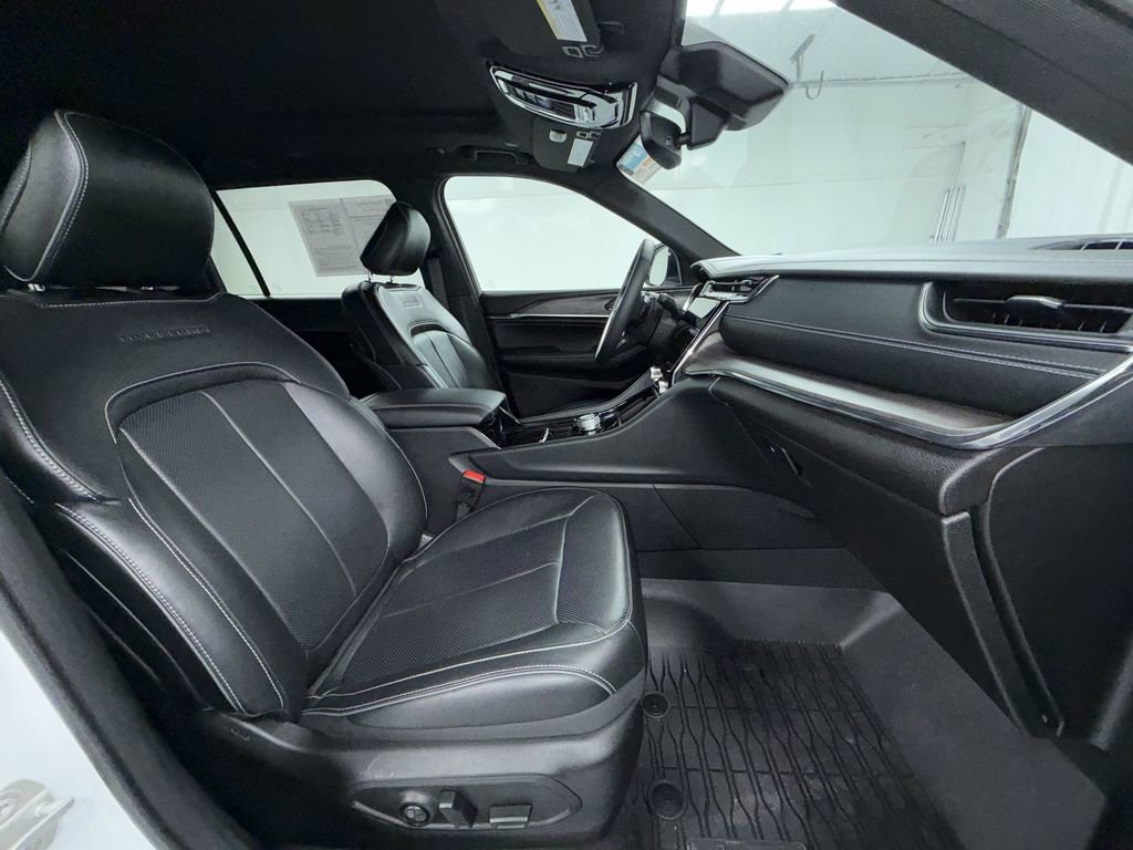 Used 2024 Jeep Grand Cherokee L Overland w/ Trailer Tow Package image 11