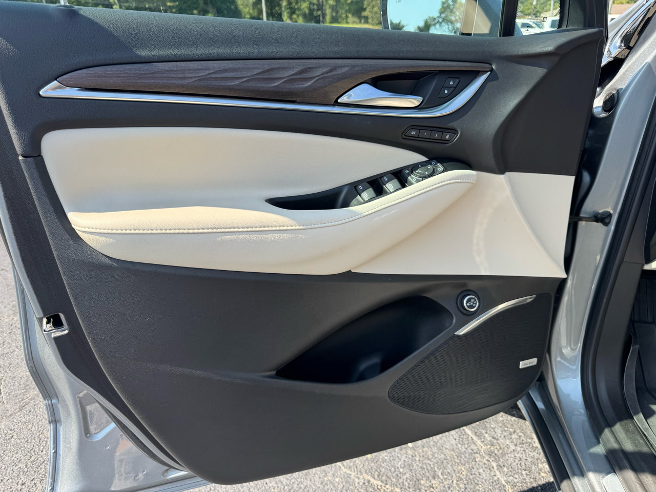 Used 2023 Buick Enclave Avenir w/ Avenir Technology Package image 12