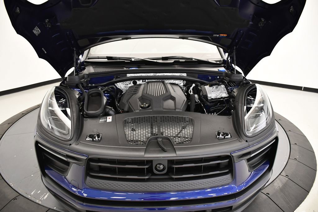 Certified 2025 Porsche Macan image 12
