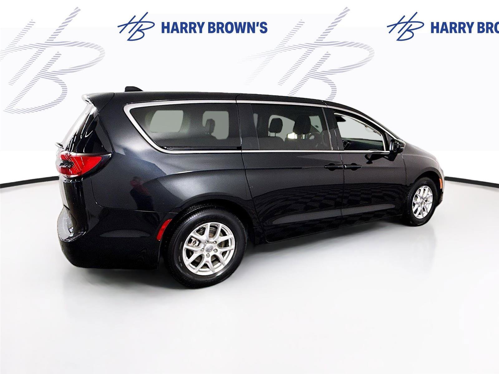 Used 2023 Chrysler Pacifica Touring-L image 32