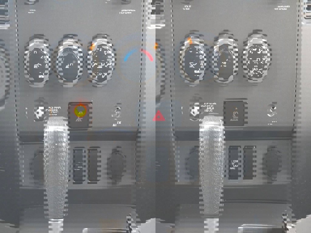 Used 2004 Nissan Titan SE image 14