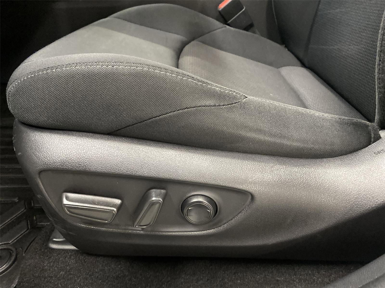 Used 2021 Toyota Venza LE w/ Carpet Mat Package (TMS) AWD/4WD image 18