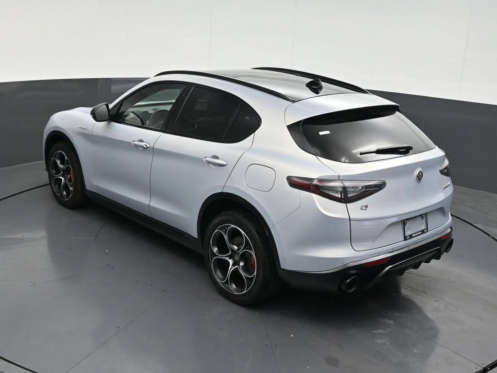 Used 2025 Alfa Romeo Stelvio Sprint w/ Veloce Package AWD/4WD image 17