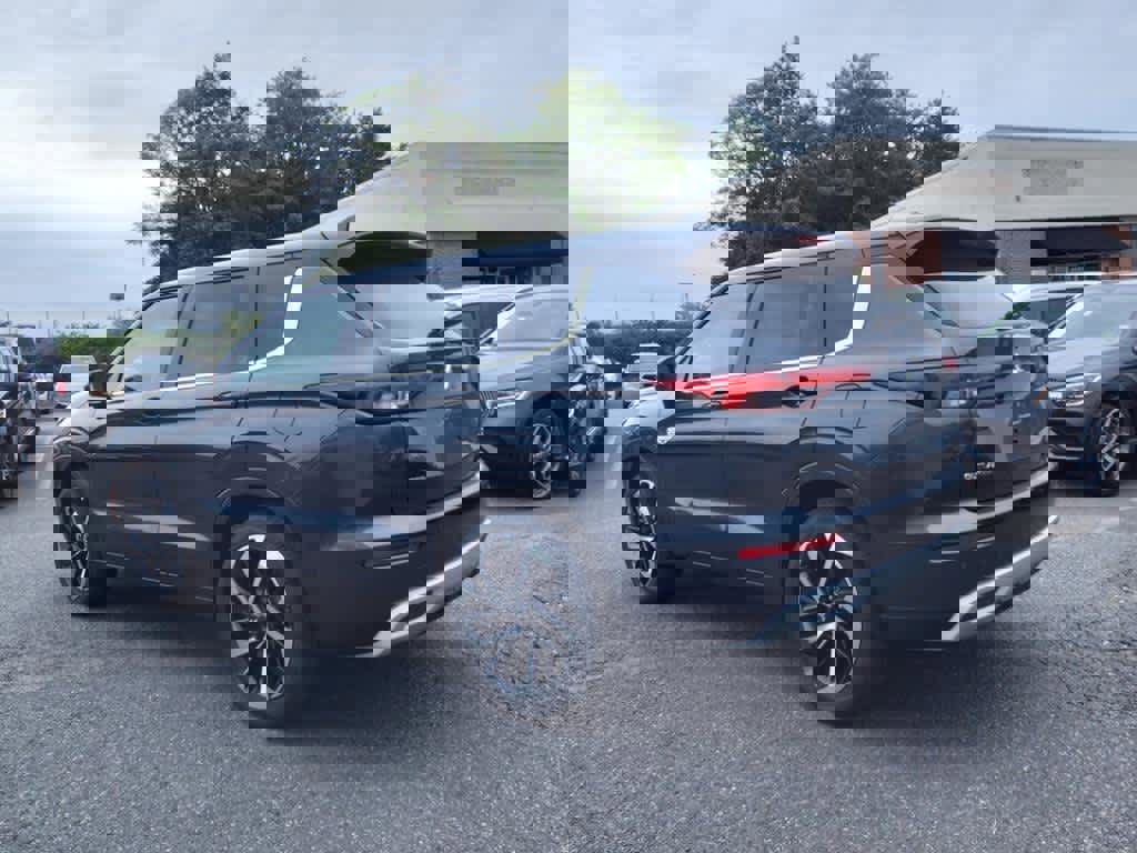 New 2025 Mitsubishi Outlander SE image 3