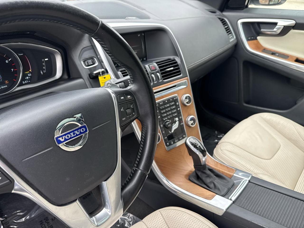 Used 2015 Volvo XC60 T6 Platinum w/ Inscription Package AWD/4WD image 28