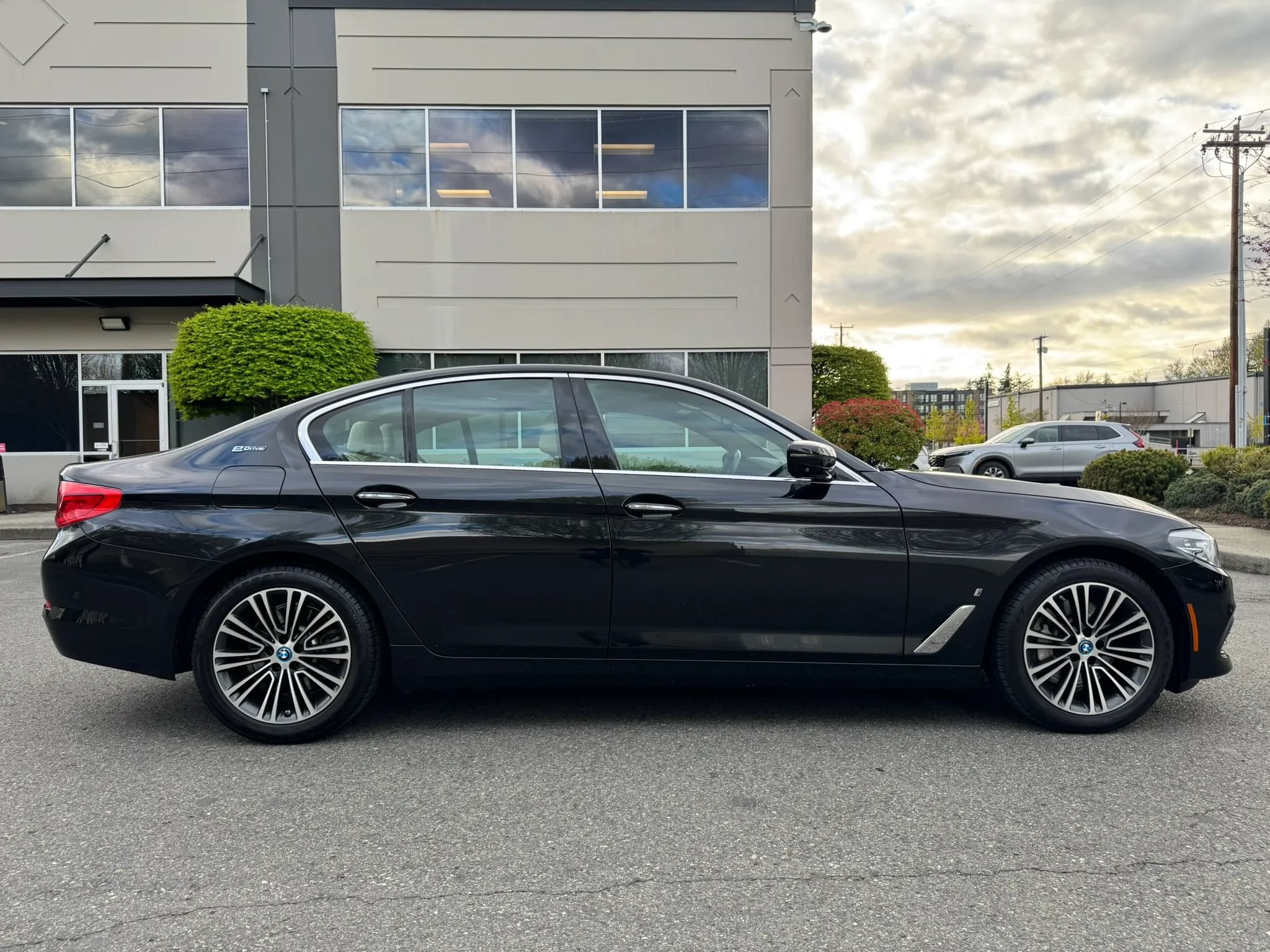 Used 2018 BMW 530e xDrive AWD/4WD image 12