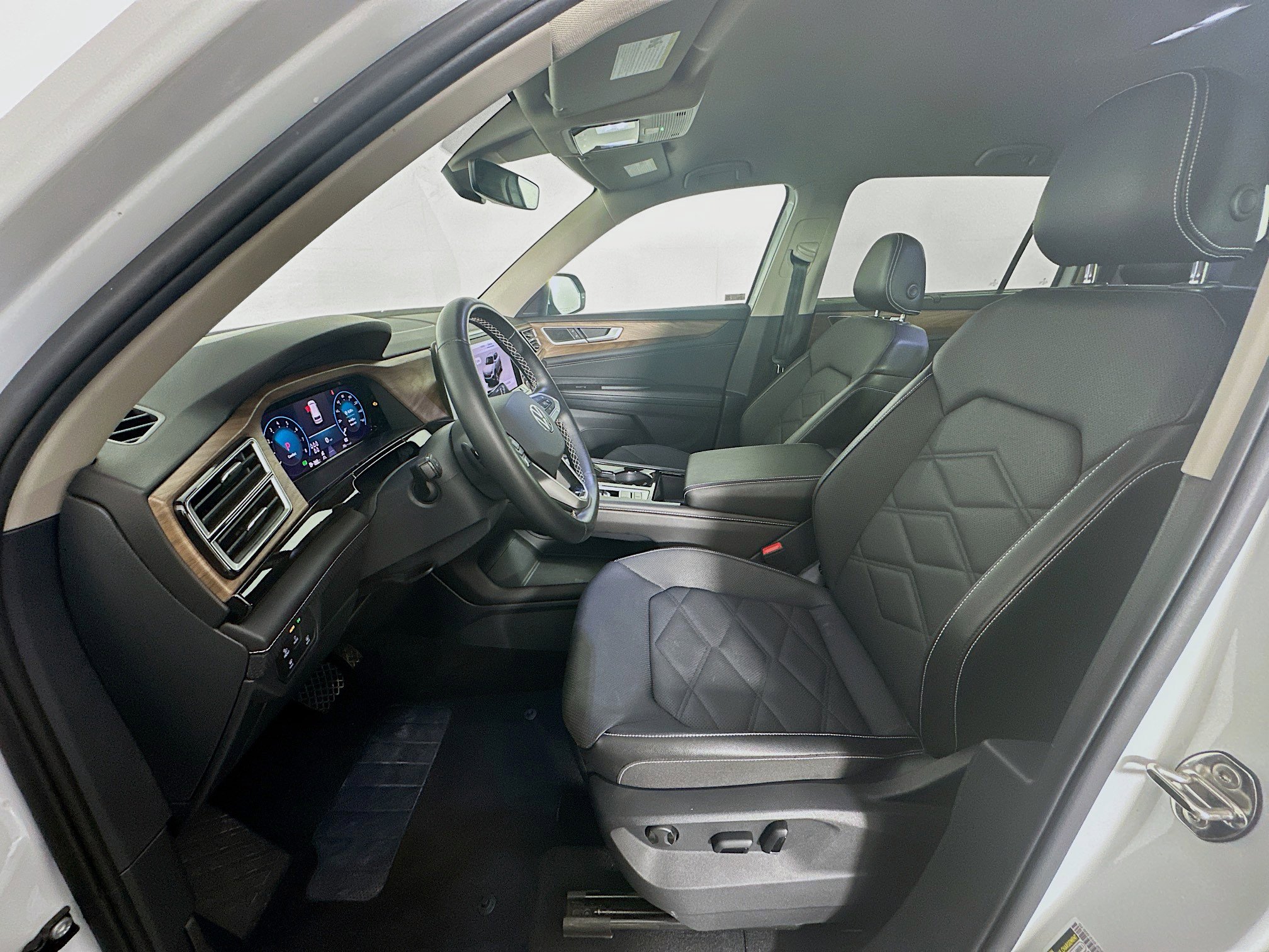 Used 2025 Volkswagen Atlas SE image 13