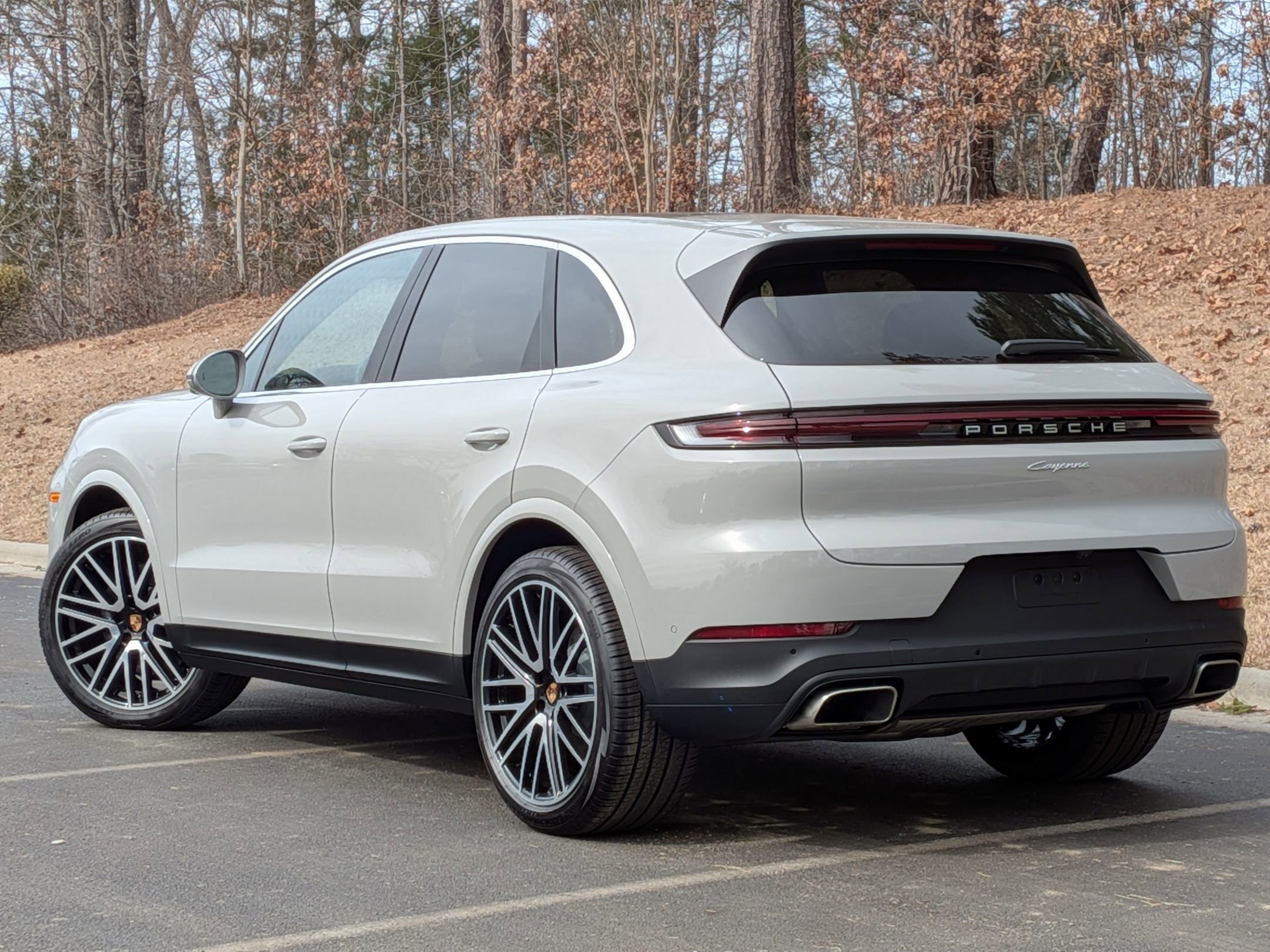 Used 2025 Porsche Cayenne AWD/4WD image 3