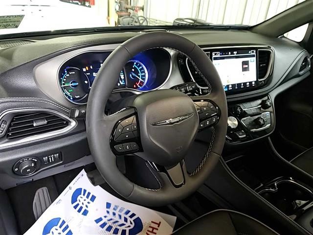 Used 2024 Chrysler Pacifica Premium image 8