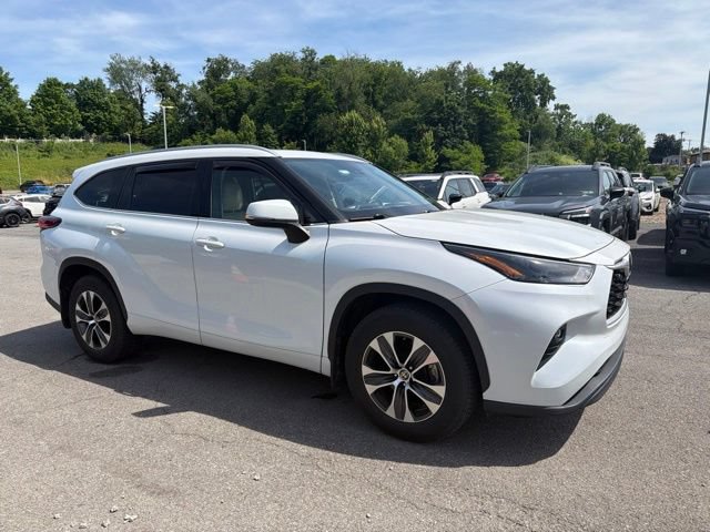 Used 2022 Toyota Highlander XLE AWD/4WD image 6