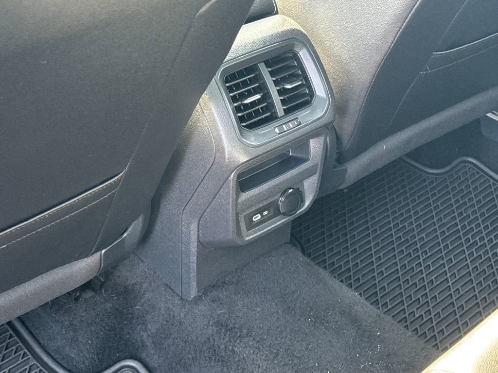 Used 2022 Volkswagen Tiguan SE w/ Panoramic Sunroof Package image 36