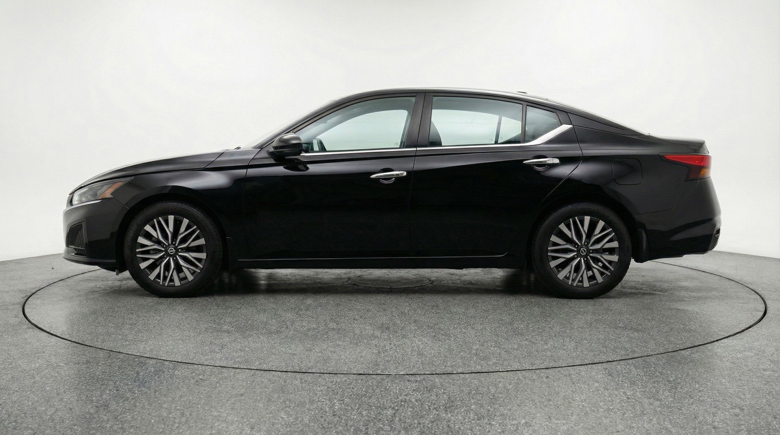 Used 2025 Nissan Altima 2.5 SV FWD image 5