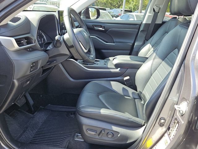 Used 2023 Toyota Highlander XLE image 3