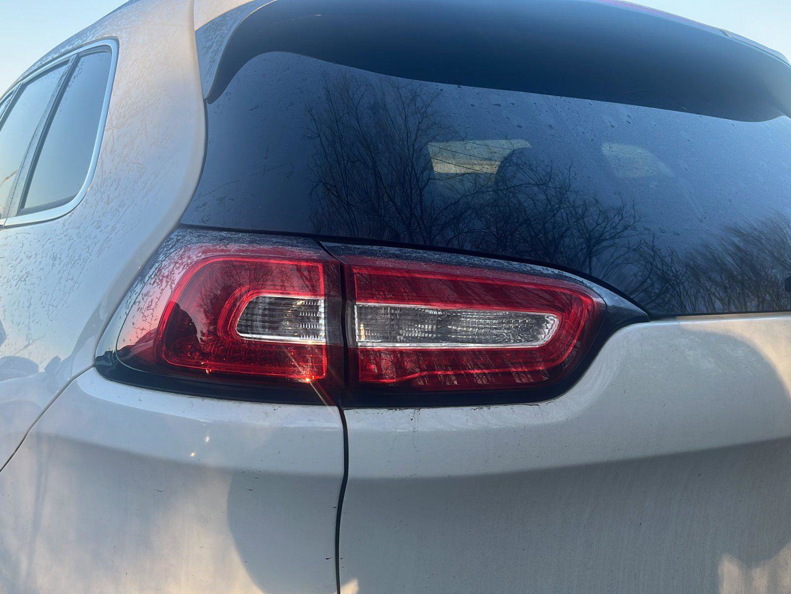 Used 2016 Jeep Cherokee Limited image 9