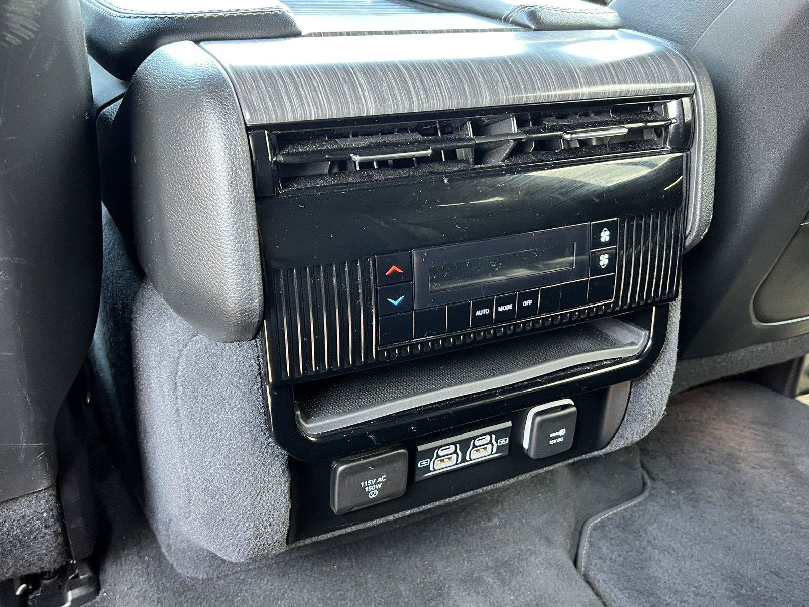Used 2024 Jeep Wagoneer Series II w/ Flexible Seating Group AWD/4WD image 34