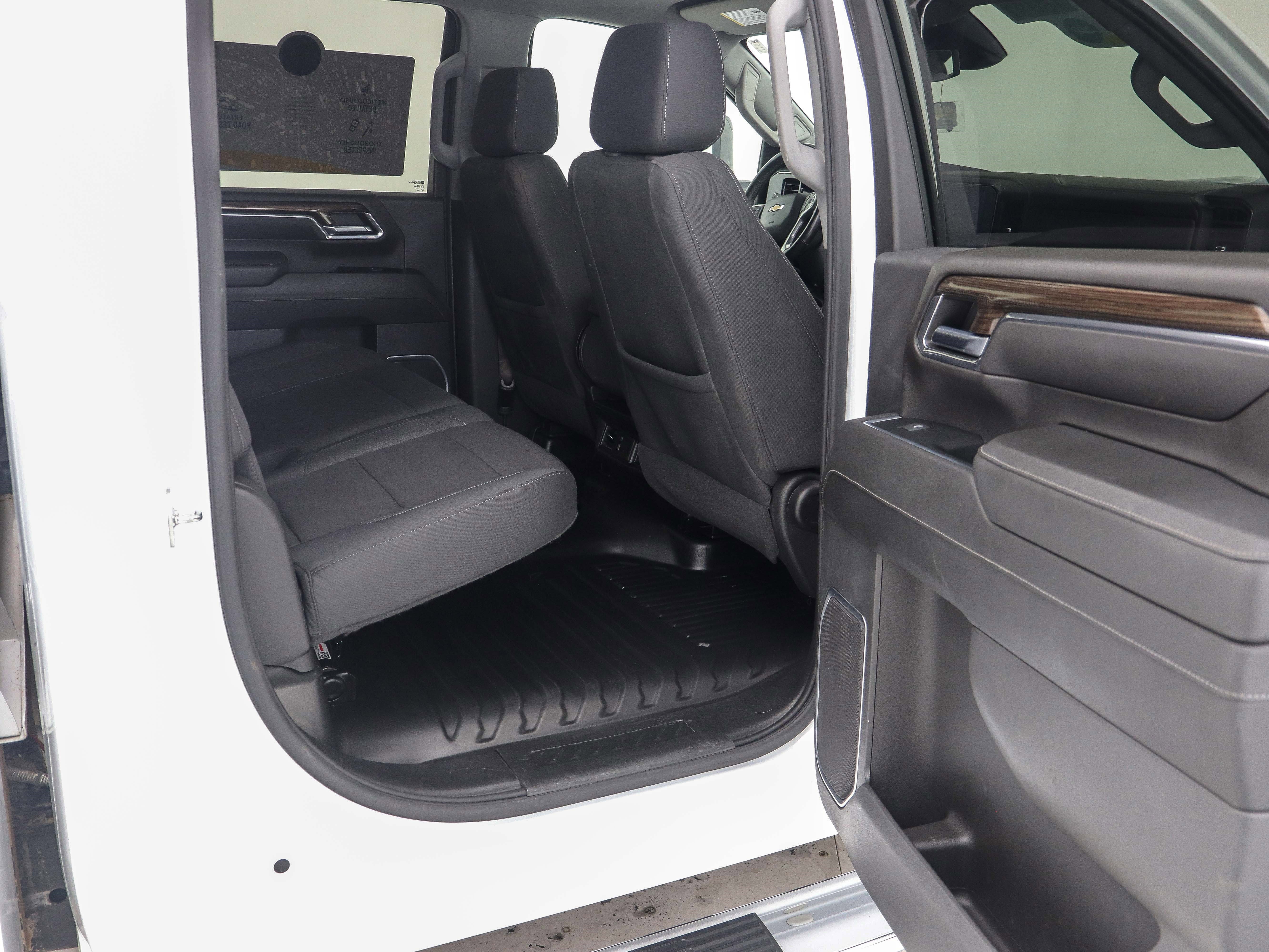 Used 2024 Chevrolet Silverado 2500 LT w/ Convenience Package image 14