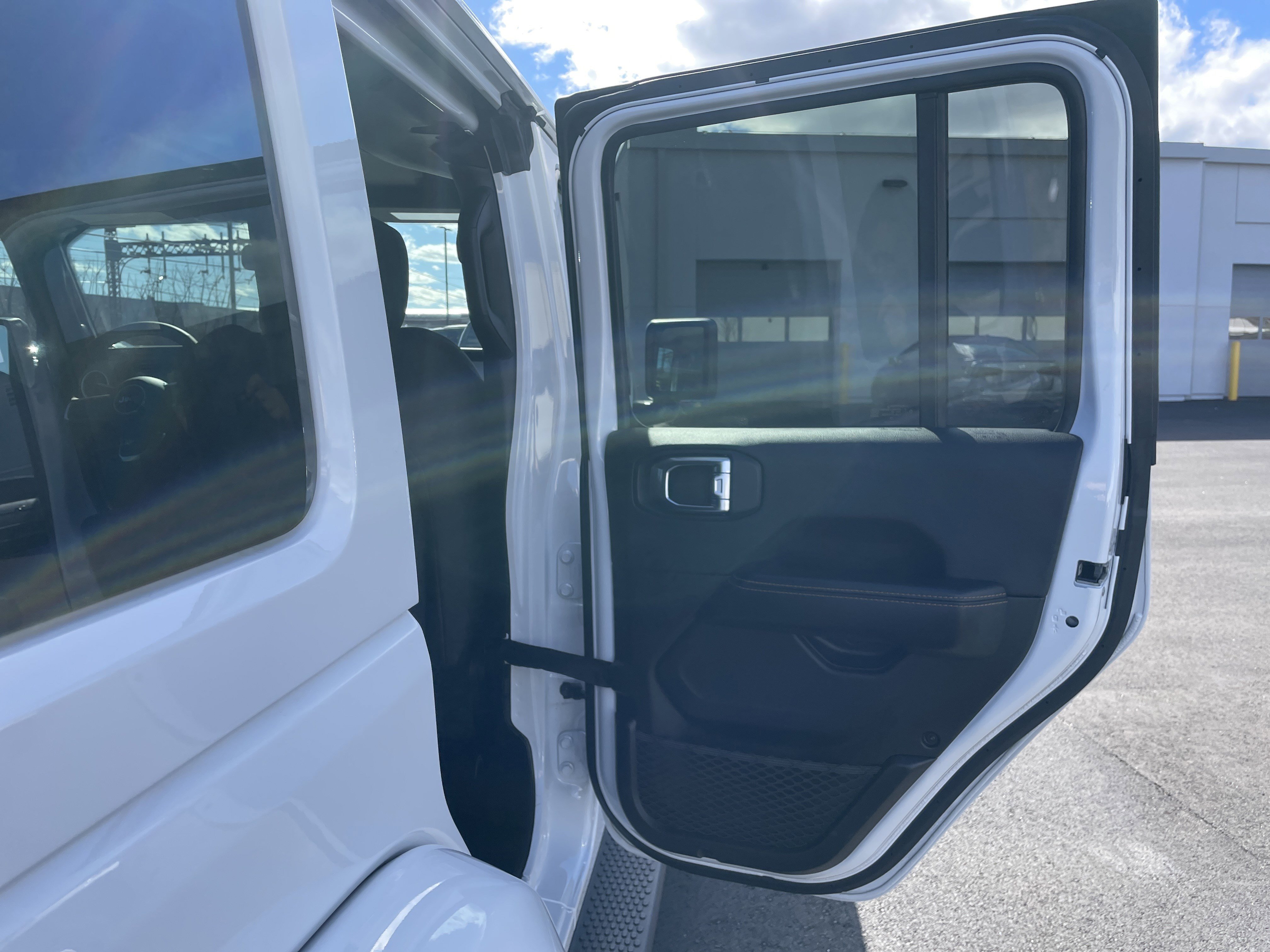 Used 2025 Jeep Wrangler Sahara image 14