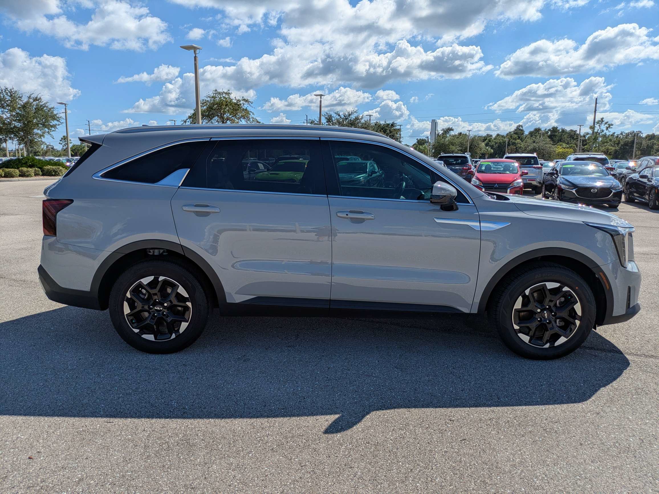 Used 2025 Kia Sorento S FWD image 3