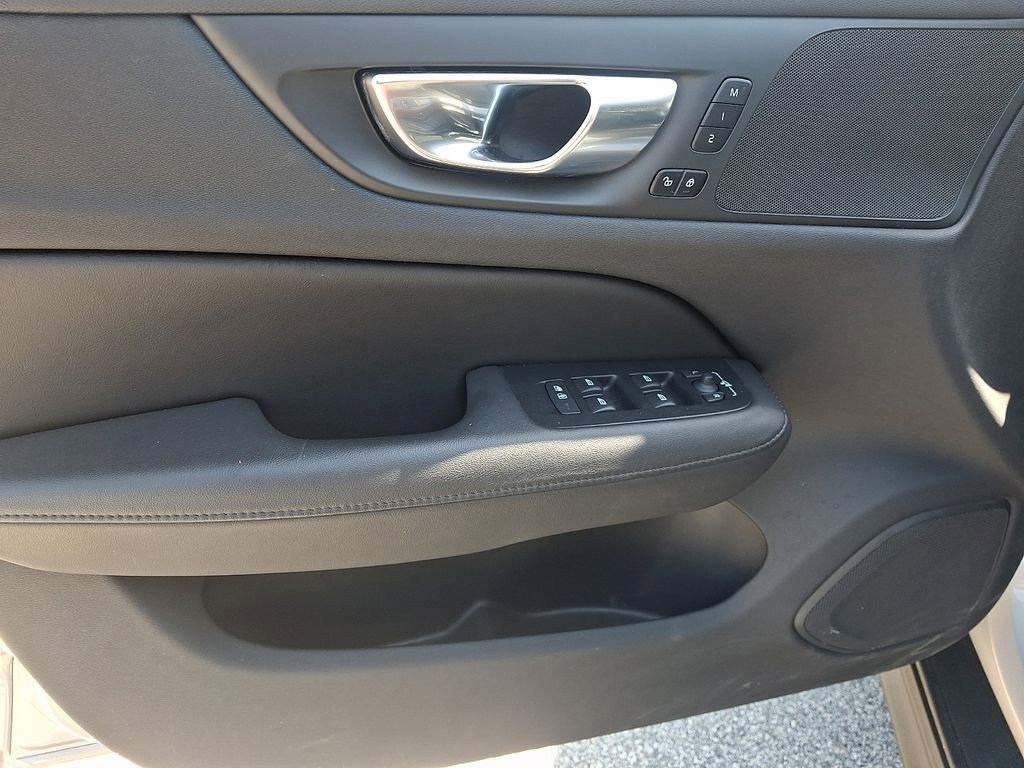 Used 2025 Volvo V60 B5 Cross Country Plus image 12