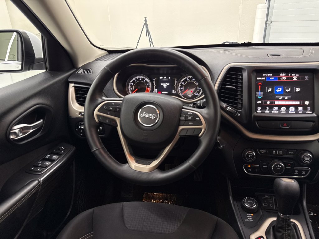 Used 2015 Jeep Cherokee Latitude w/ Cold Weather Group AWD/4WD image 16