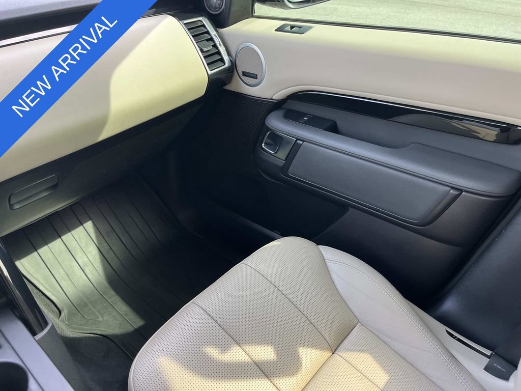 Used 2018 Land Rover Discovery SE image 13