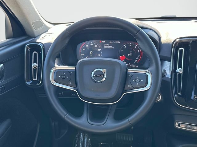 Used 2021 Volvo XC40 T4 Momentum w/ Premium Package image 6
