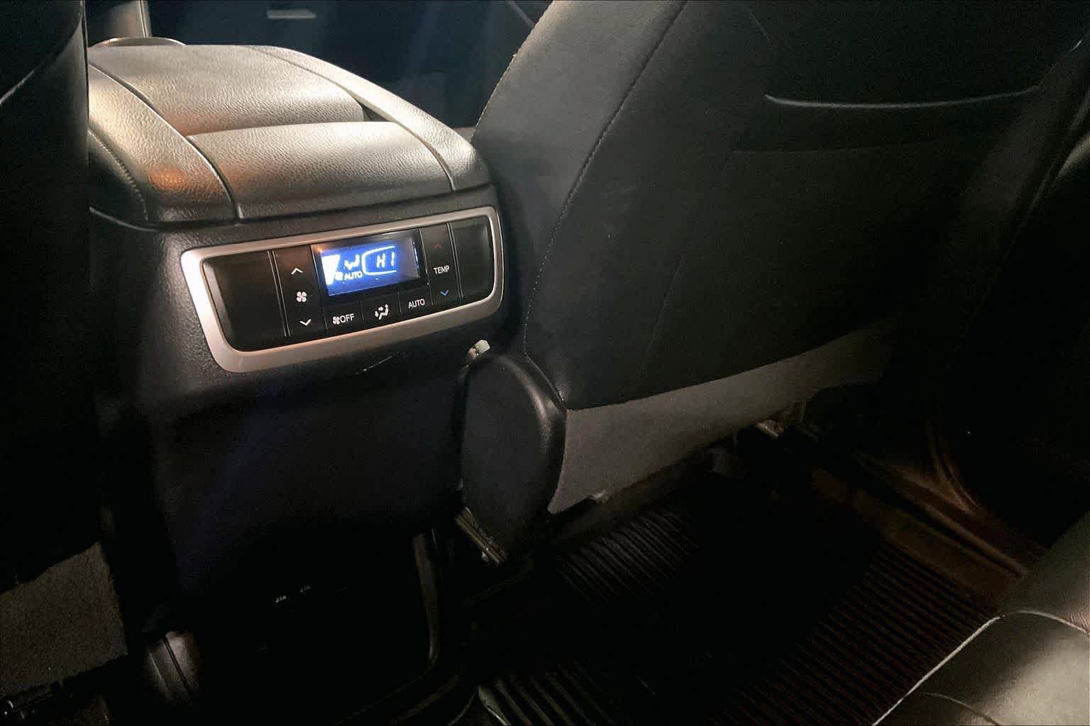 Used 2019 Toyota Highlander XLE AWD/4WD image 34
