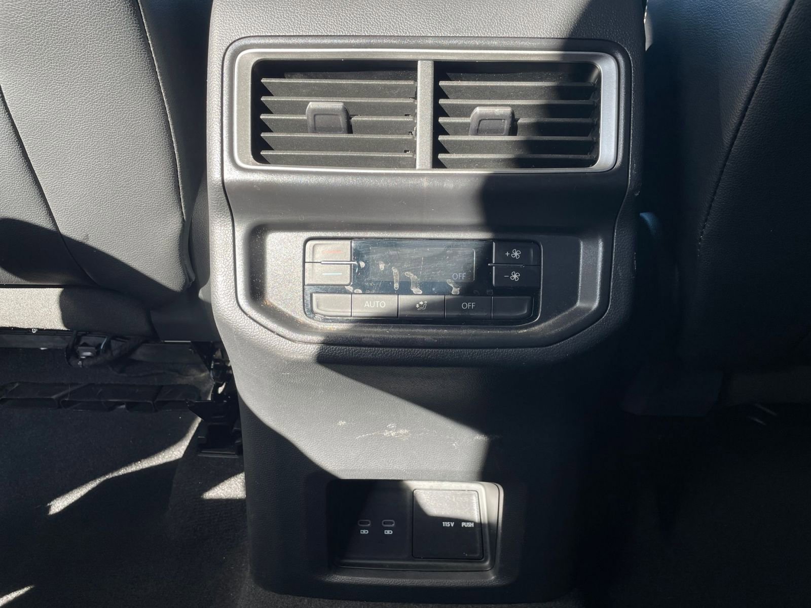 Used 2025 Volkswagen Atlas SE image 24