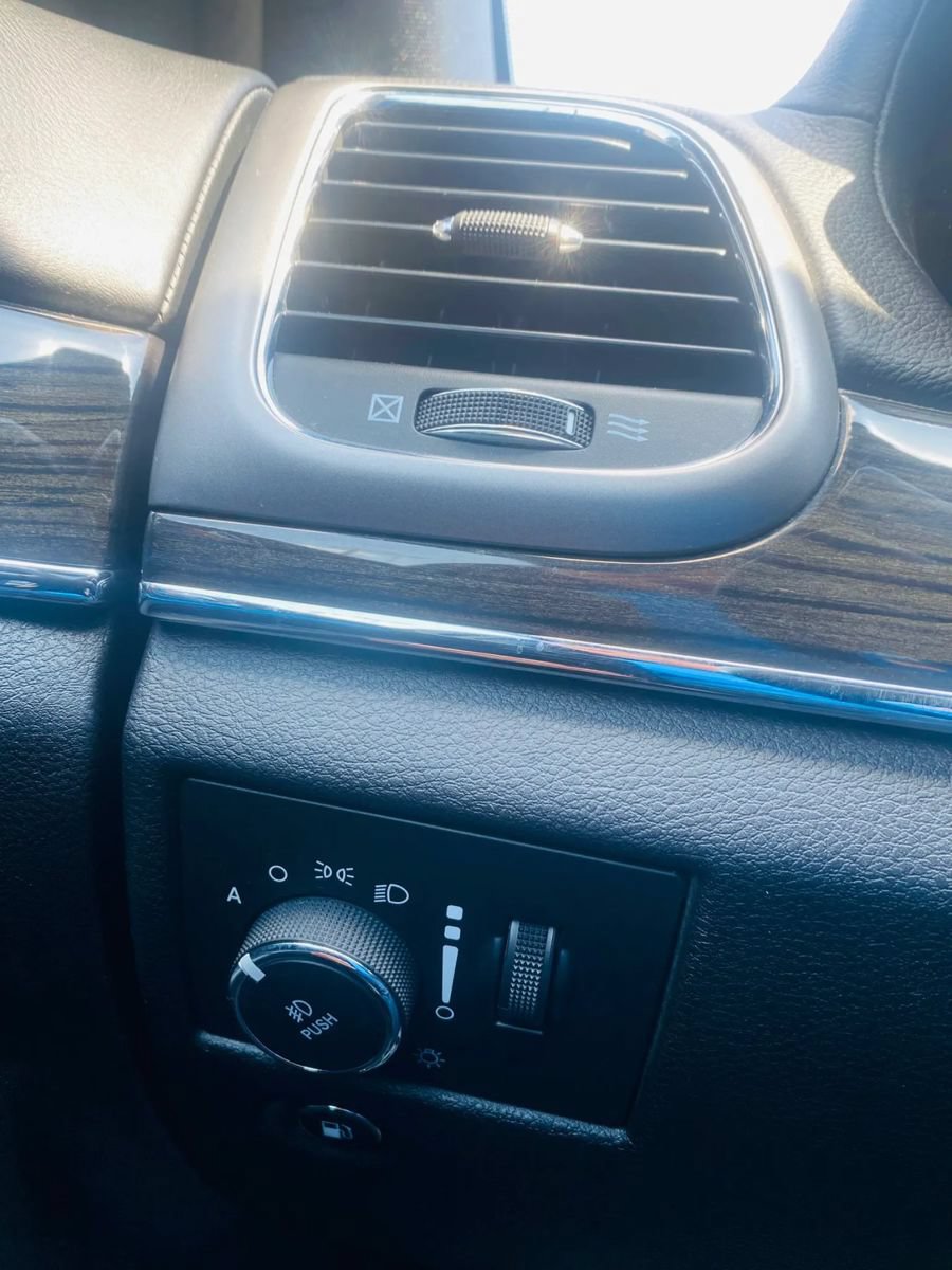 Used 2018 Jeep Grand Cherokee Overland AWD/4WD image 12
