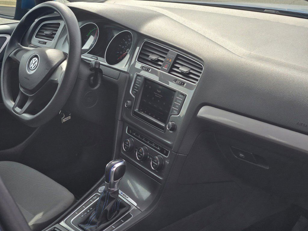 Used 2016 Volkswagen e-Golf SE w/ DC Fast Charging Package image 8