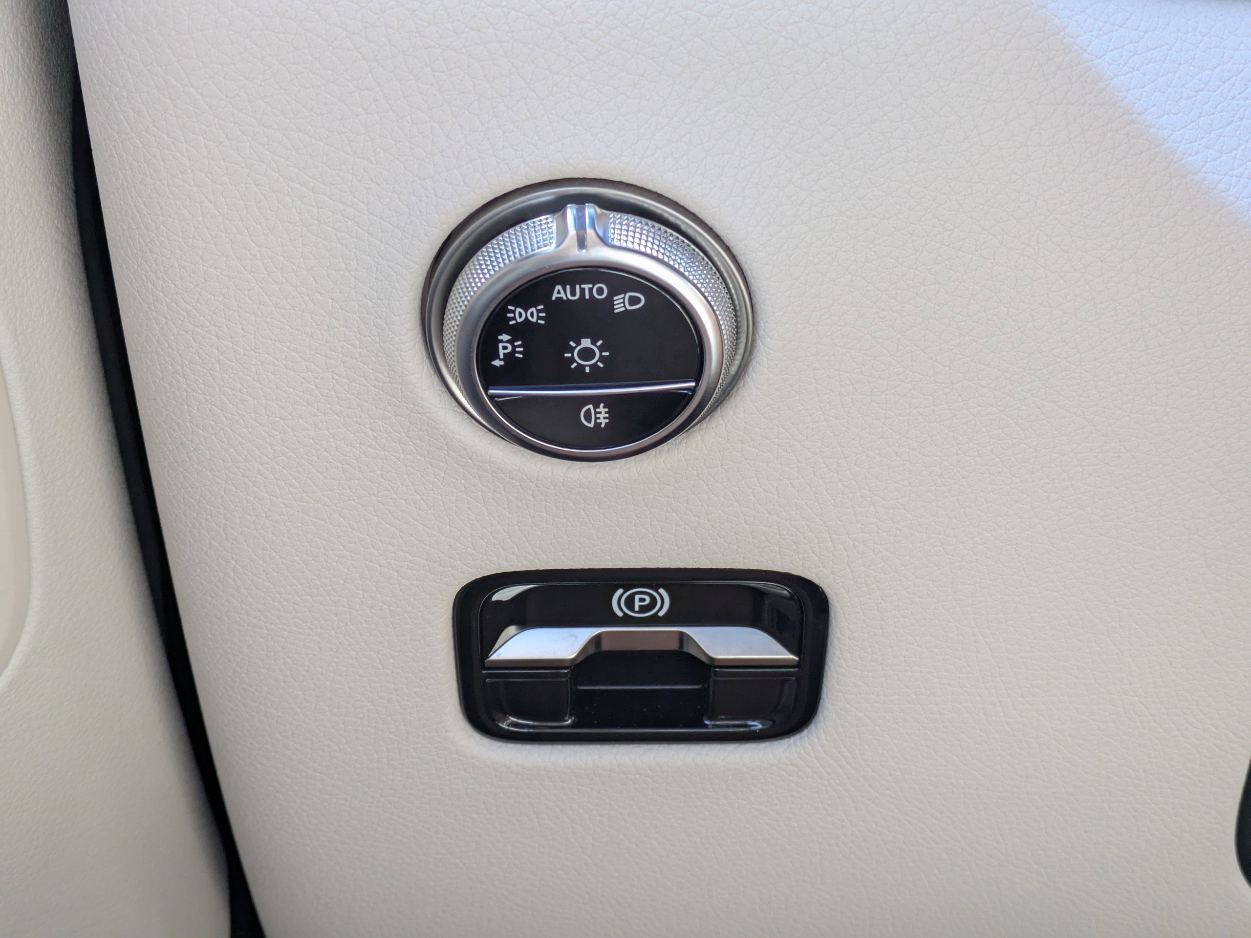 Certified 2025 Mercedes-Benz GLC 300 image 30