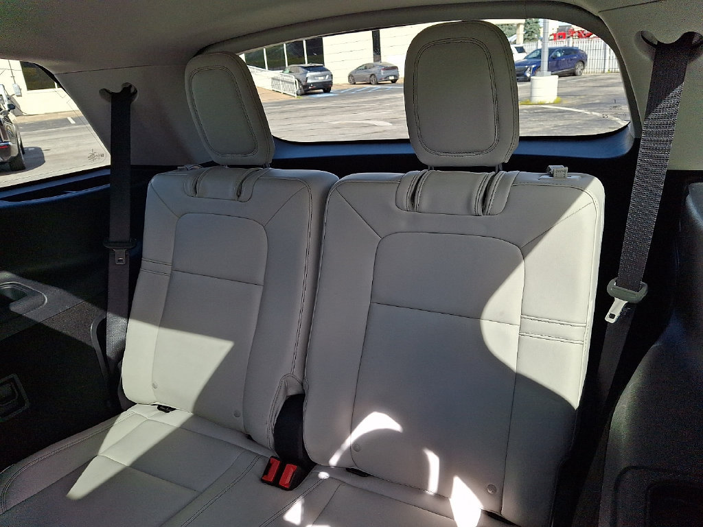 Used 2025 Lincoln Aviator AWD image 12