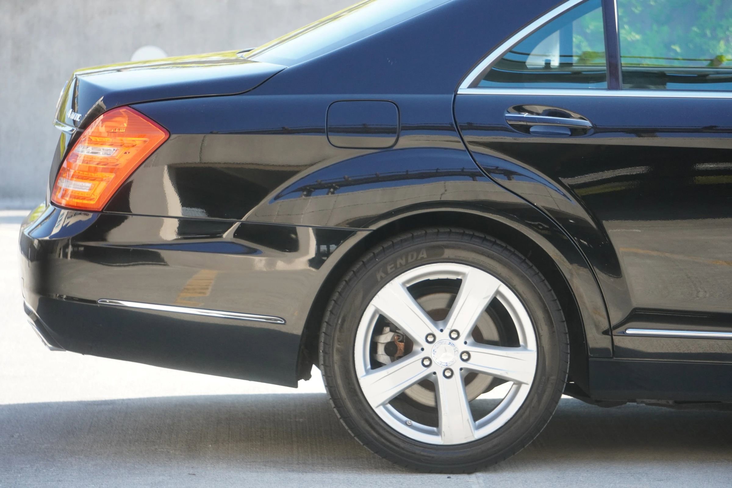 Used 2010 Mercedes-Benz S 550 4MATIC image 28