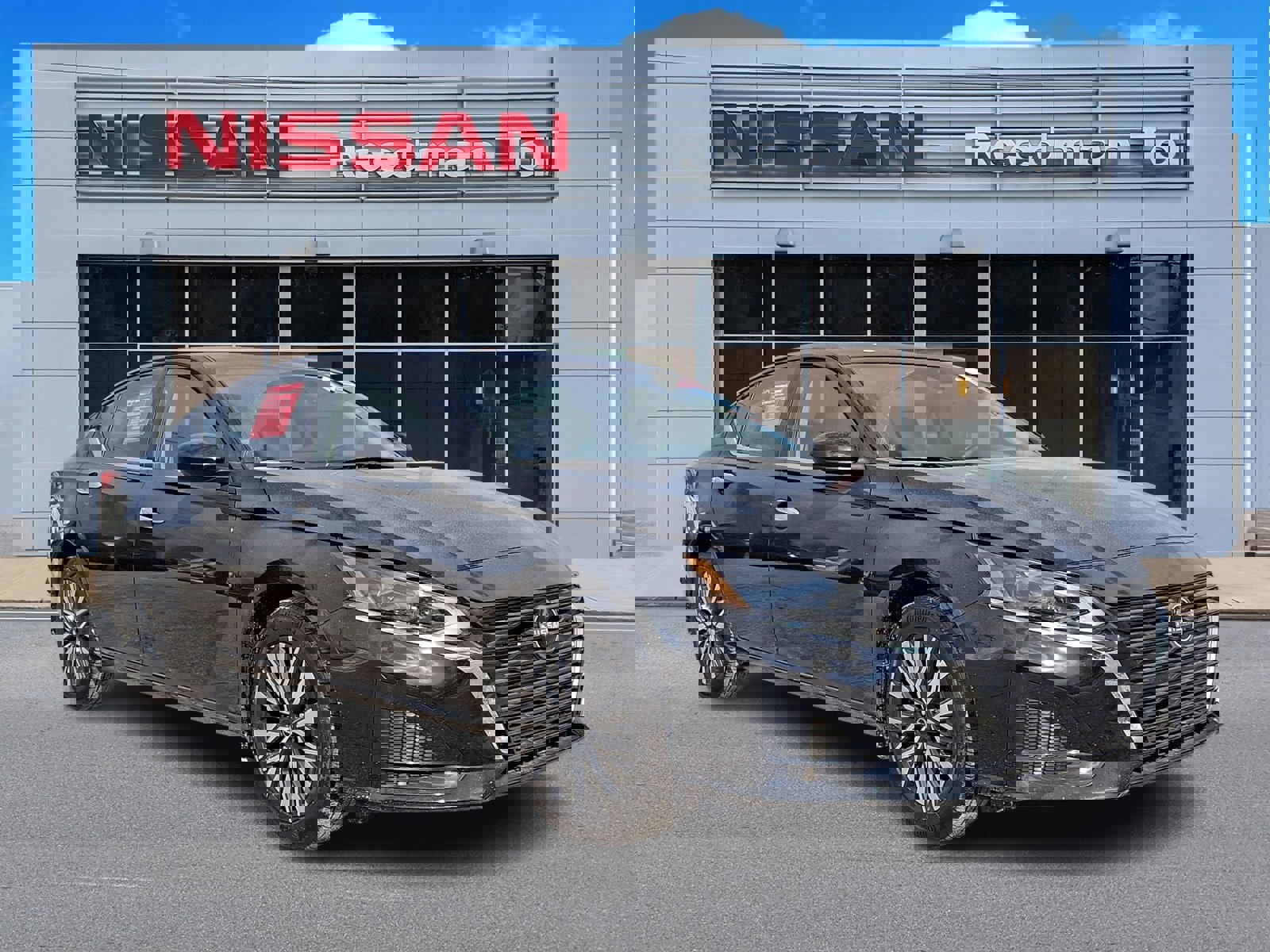 Used 2024 Nissan Altima 2.5 SV w/ SV Premium Package image 1