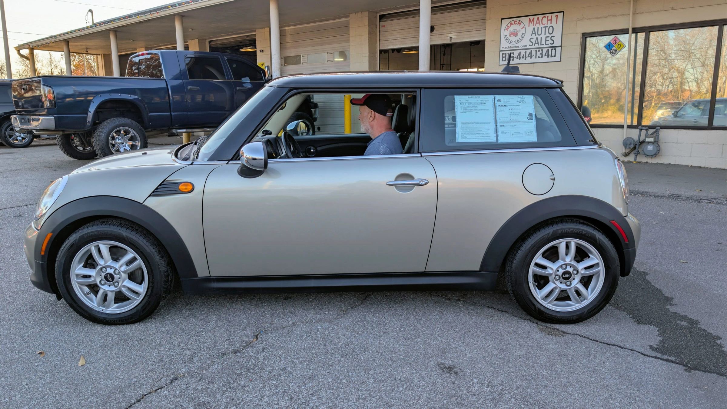 Used 2011 MINI Cooper Hardtop image 2