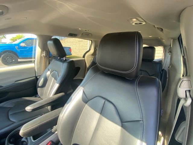 Used 2023 Chrysler Pacifica Touring-L FWD image 5