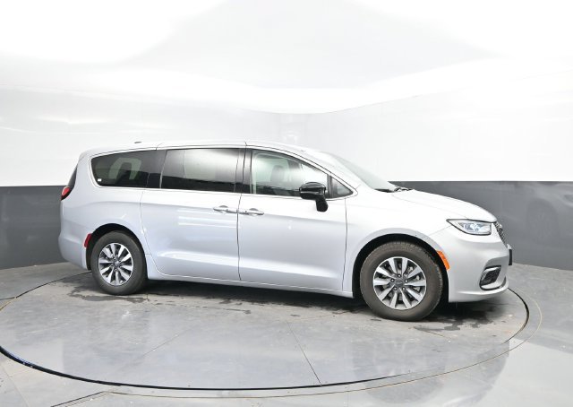 Used 2024 Chrysler Pacifica Limited FWD image 4