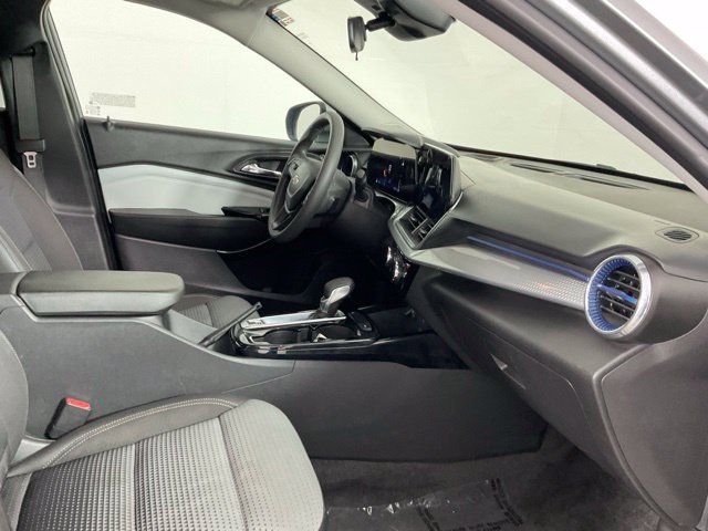 Used 2025 Chevrolet Trax LT FWD image 17