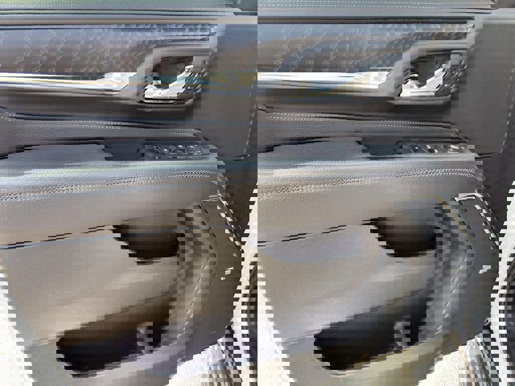 Used 2024 GMC Yukon Denali image 9