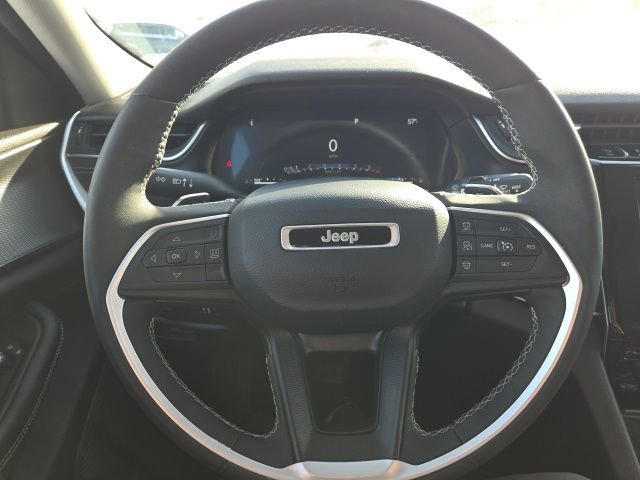 Used 2023 Jeep Grand Cherokee Laredo w/ Luxury Tech Group I image 18