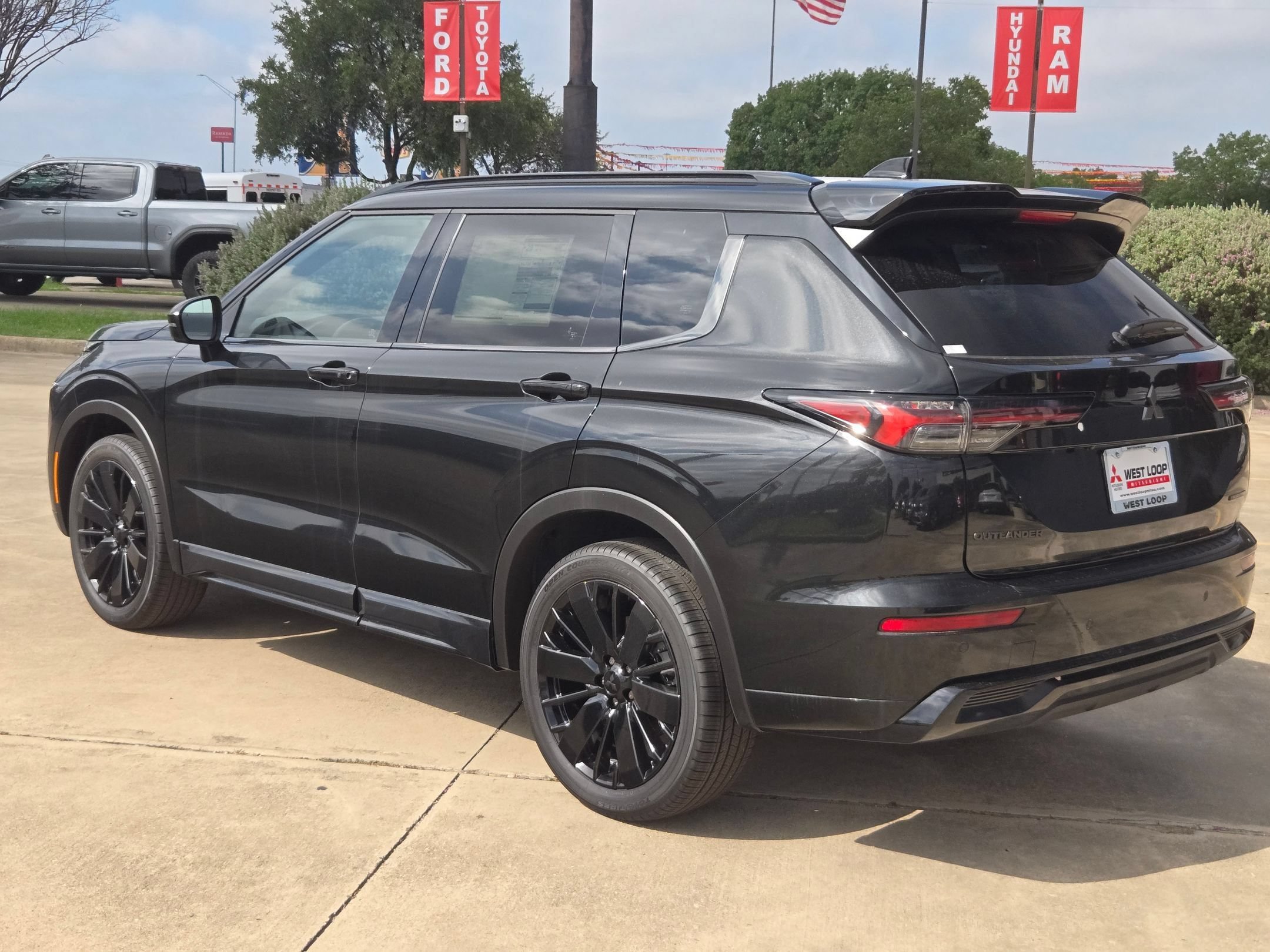 New 2026 Mitsubishi Outlander SEL Black Edition FWD image 3