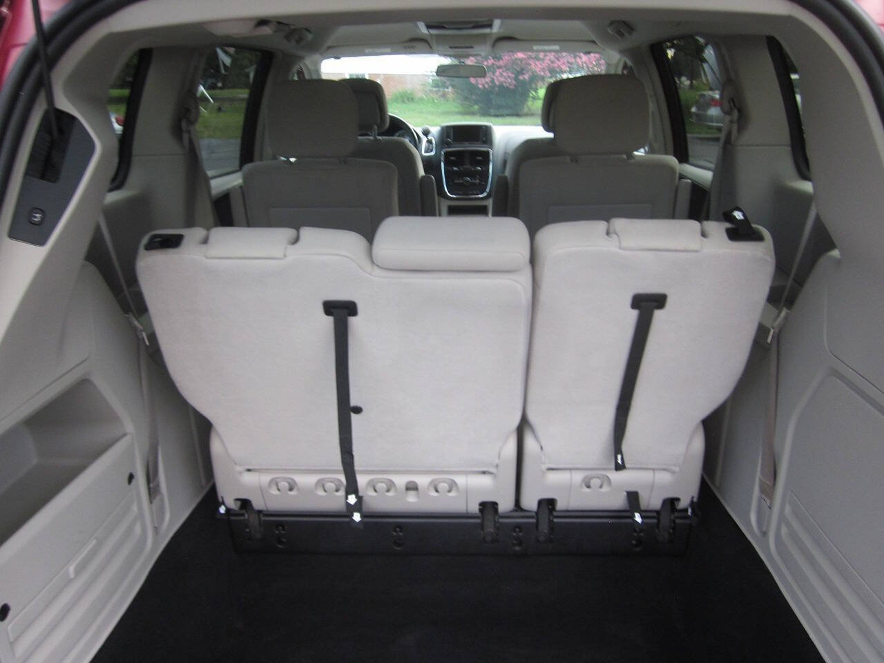 Used 2011 Dodge Grand Caravan Crew w/ Entertainment Group 1 FWD image 16