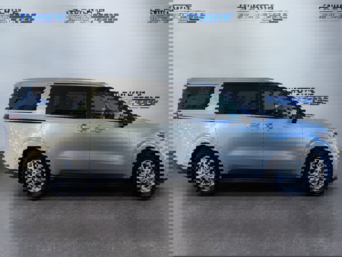 Used 2023 Kia Carnival LX image 4