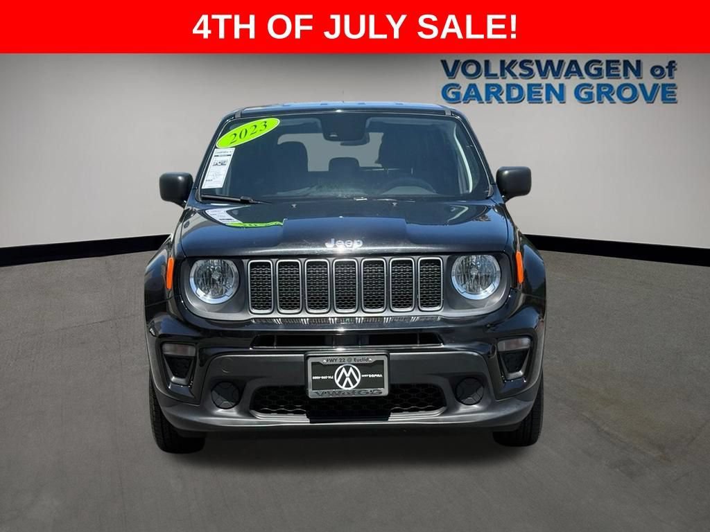 Used 2023 Jeep Renegade Latitude AWD/4WD image 3