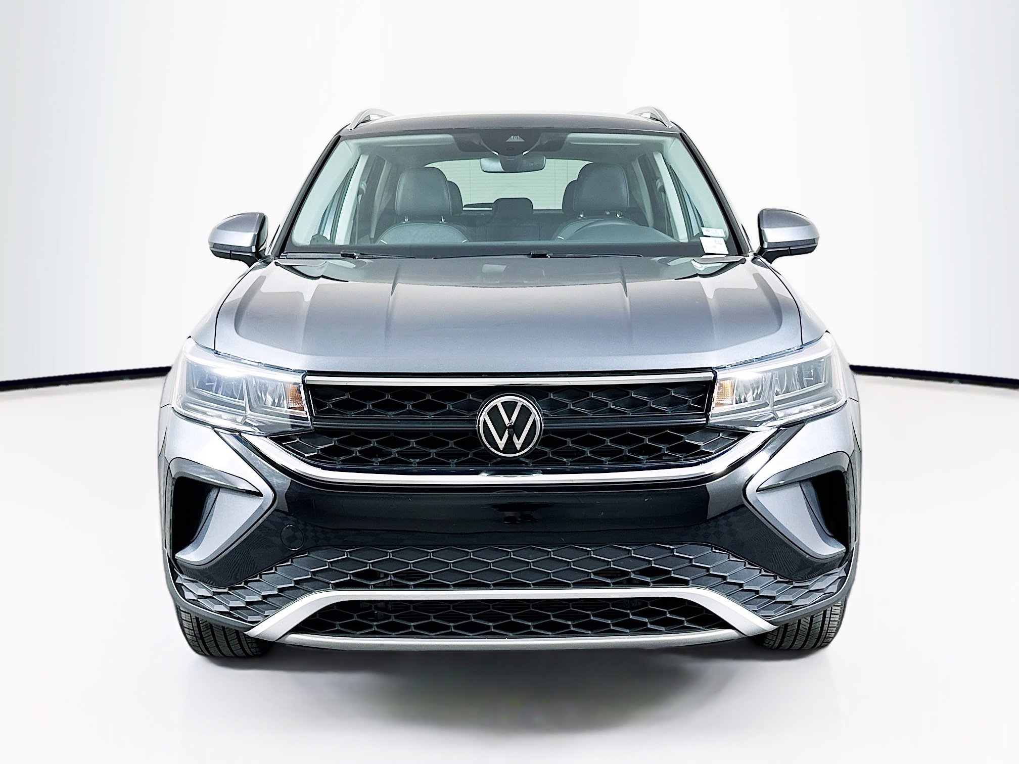 Used 2024 Volkswagen Taos SE image 2