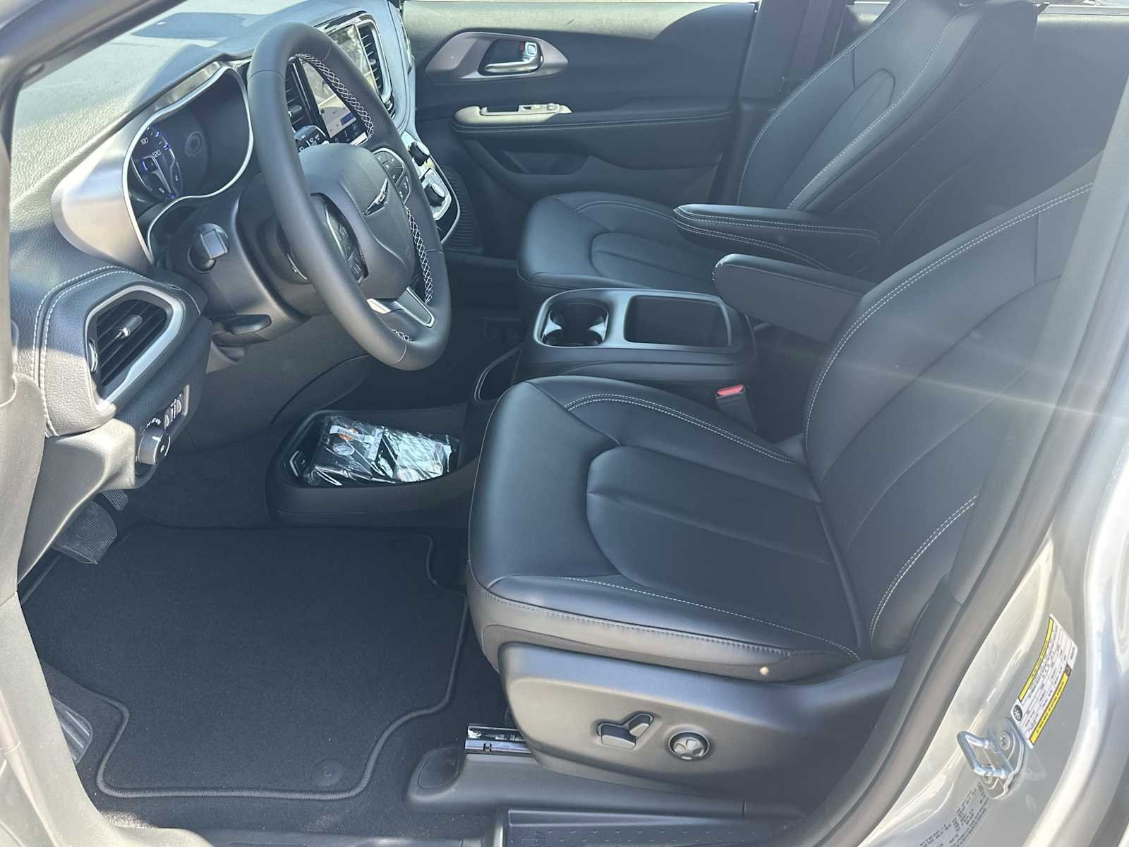 New 2026 Chrysler Pacifica Select FWD image 9