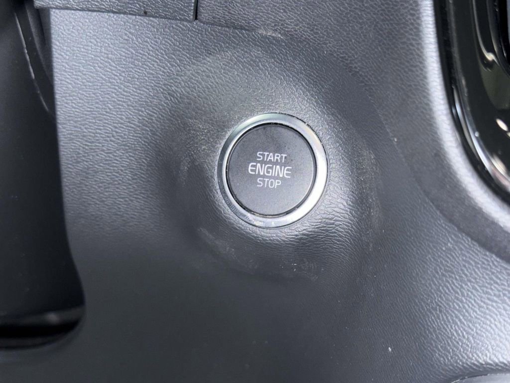 Used 2023 Volvo XC40 B5 Plus w/ Protection Package Premier image 25