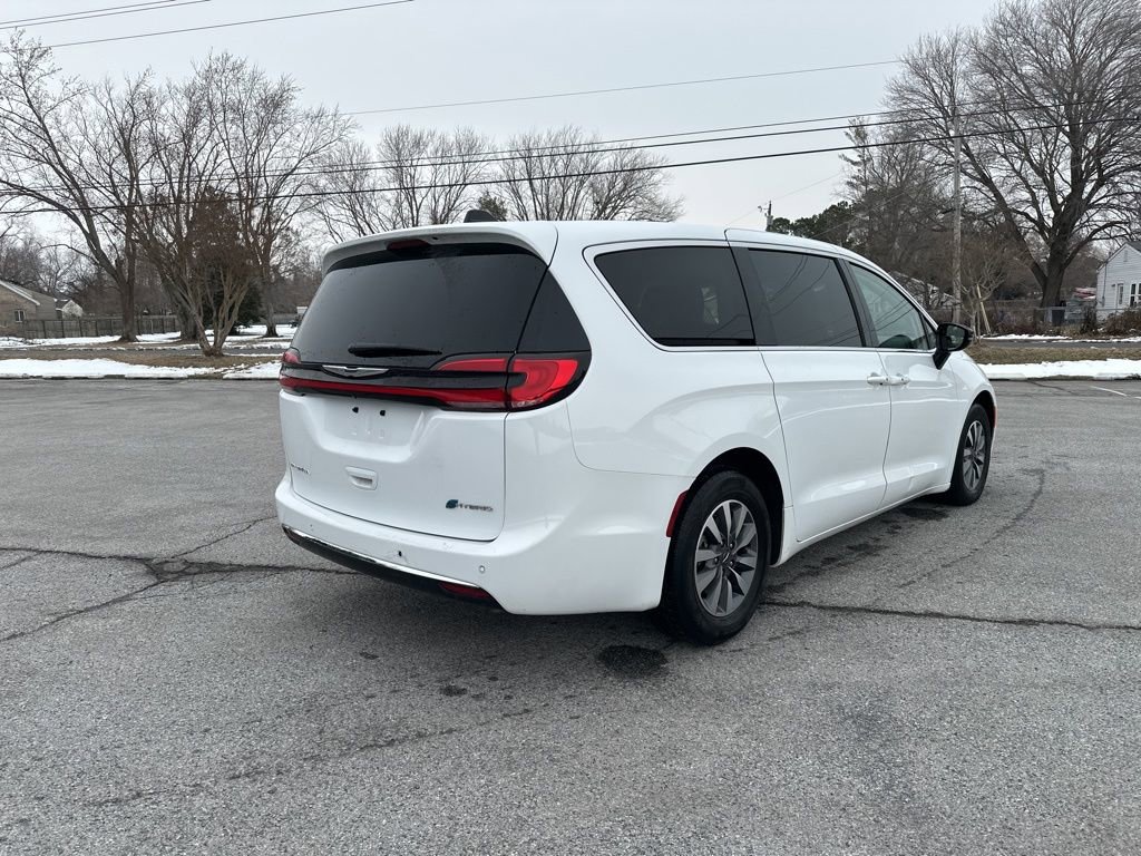 Used 2024 Chrysler Pacifica Select image 5