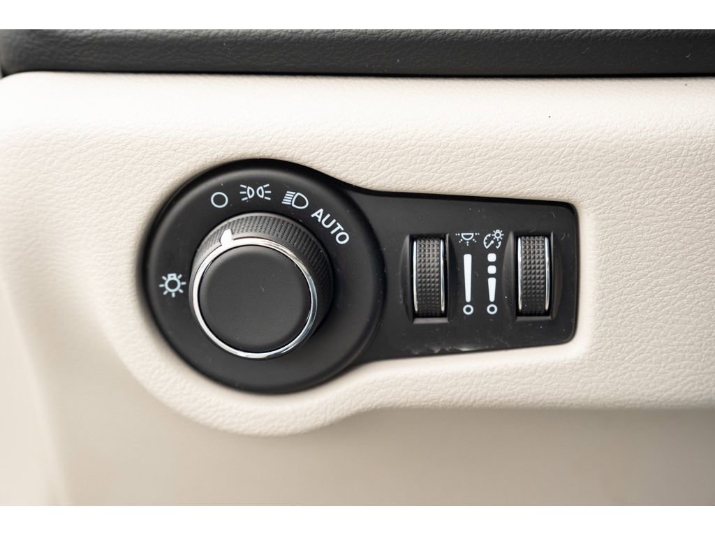 Used 2023 Chrysler Voyager LX image 32