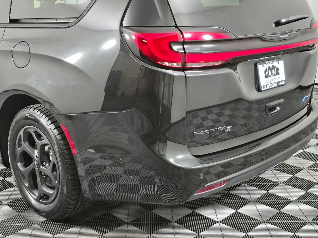 Used 2023 Chrysler Pacifica Limited w/ Uconnect Theater Family Group FWD image 13